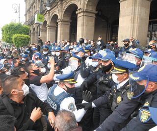 Protestan policías por falta de pagos