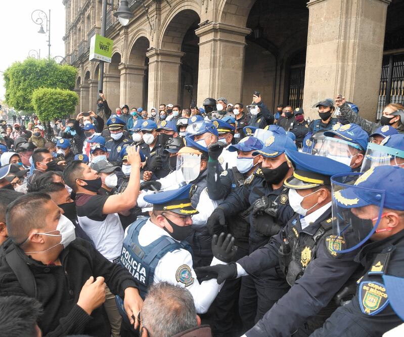 Ante la queja de los agentes de la SSC, Omar García Harfuchdijo que el pago lo harán en la segunda quincena del mes. JUAN ARMANDO MARTÍNEZ. EL UNIVERSAL 