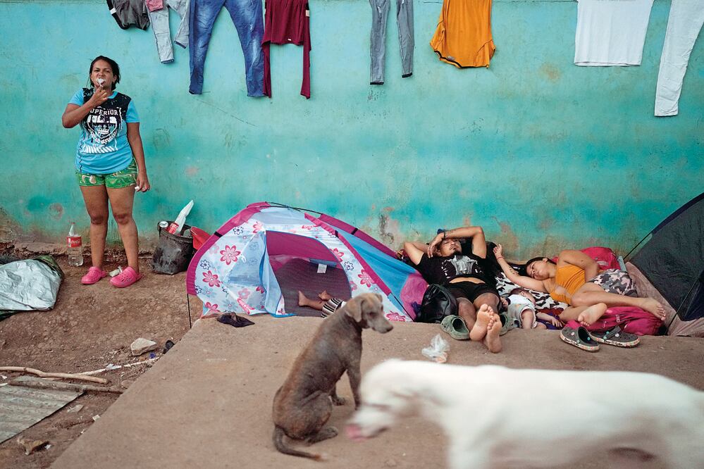 Migrantes descansan tras cruzar la selva, en Bajo Chiquito, en la provincia del Darién, Panamá. Nada los detiene en su paso hacia Estados Unidos.