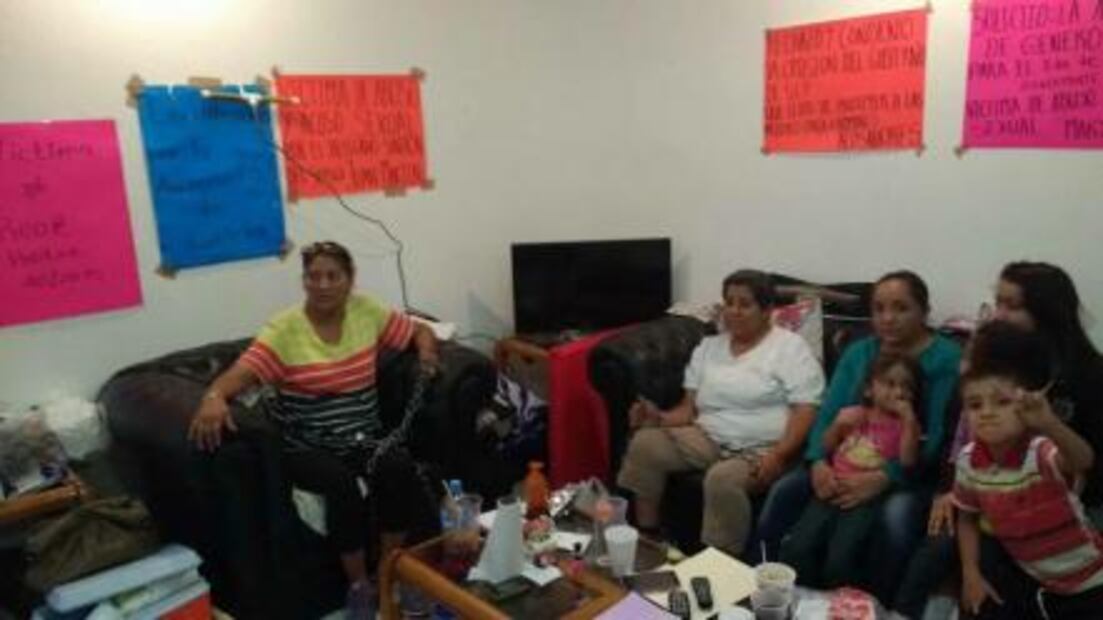 Denuncia acoso sexual y se encadena como protesta