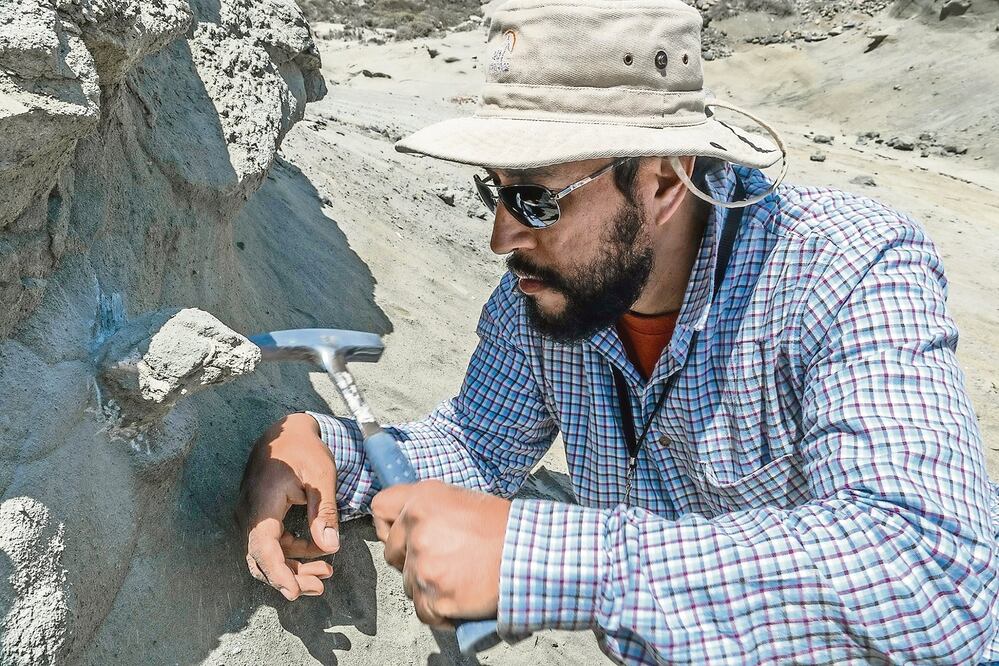El maestro en ciencias universitario durante los trabajos paleontológicos en Tlaxiaco, Oaxaca (CORTESÍA OLIVER ARIEL LÓPEX CONDE)