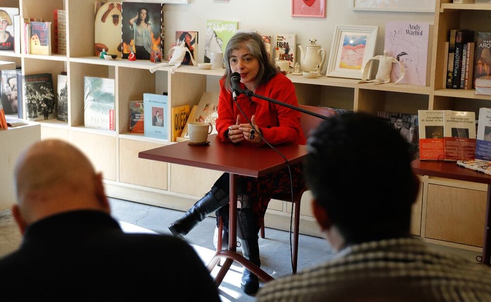 Aspectos del conversatorio de Mariana Enriquez, escritora argentina en la librería la increíble ubicada en Juan de la barrera número 12 en la colonia condesa. Foto: Fernanda Rojas/EL UNIVERSAL.