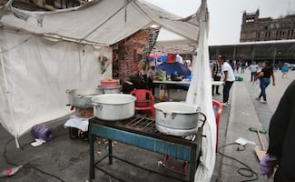 Falla en cilindro de gas moviliza a cuerpos de emergencia en plantón del Zócalo; tres mujeres resultaron lesionadas