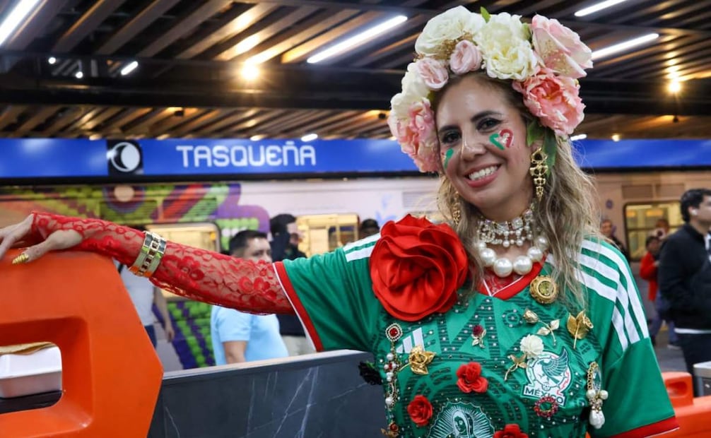 Aficionados de la Selección Mexicana así como de Inglaterra utilizan el Metro, así como el Tren ligero para llegar al Estadio Ciudad de México (05/07/2026). Foto: Karla Guerrero / EL UNIVERSAL