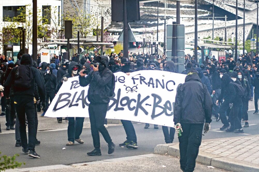 Manifestantes opositores a la candidata de ultraderecha, Marine Le Pen, se enfrentaron a la policía con bombas incendiarias. (CHRISTOPHE PETIT TESSON. EFE)