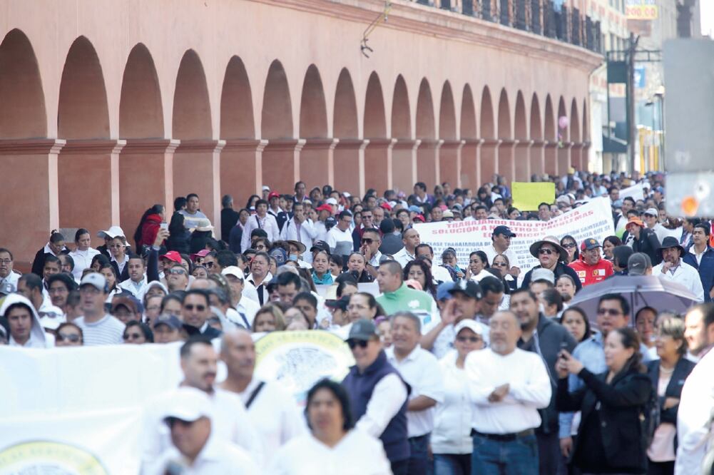 El sindicato tiene presencia en 73 de los 125 municipios; partió a las 09:00 de la mañana del Hemiciclo a Juárez hacia el Palacio de Gobierno en Toluca. (JORGE ALVARADO. EL UNIVERSAL)