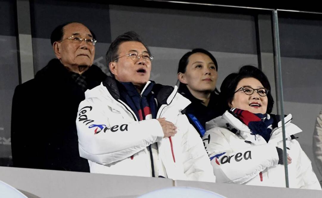 El presidente de Corea del Sur, Moon Jae-in (i-abajo), el representante del Norcorea, Kim Yong Nam (i-arriba), y Kim Yo Jong (d-arriba), hermana menor del máximo líder norcoreano. (Xinhua)