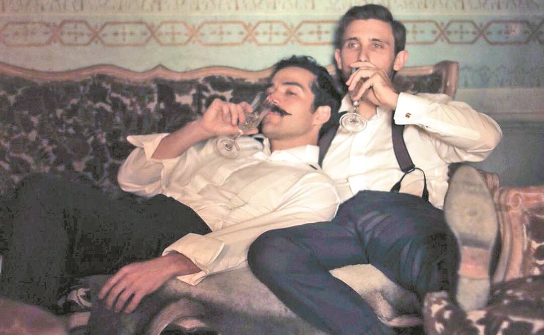 Alfonso Herrera (izquierda) como Ignacio de la Torre y Mier, yerno de Porfirio Díaz. Foto: Netflix.