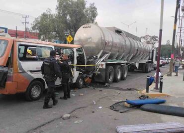 Chofer de transporte público choca contra pipa en la México-Texcoco y muere; hay 12 lesionados