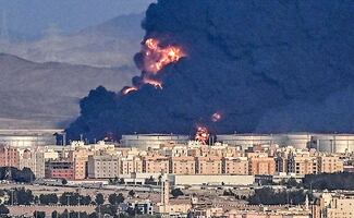 Arabia Saudita bombardea Yemen por embarque de armas para separatistas; acusa a Emiratos Árabes Unidos de apoyar a esos grupos