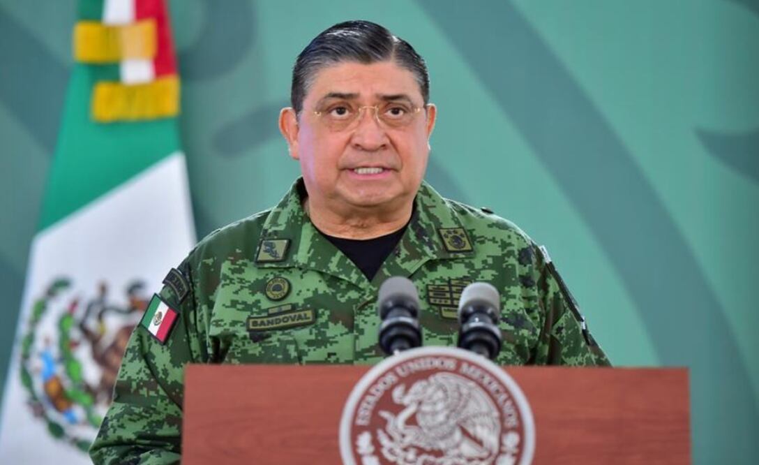 El titular de la Sedena señaló que la política de esta cadena de hoteles, es que en todas sus sucursales tengan el mismo mobiliario. Foto: cortesía Presidencia