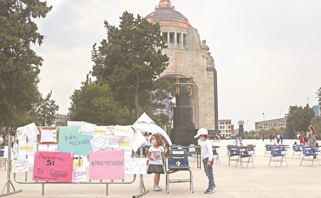 Los manifestantes colocaron sillas con consignas en los alrededores de la plaza de la República. Foto: Carlos Mejía. EL UNIVERSAL