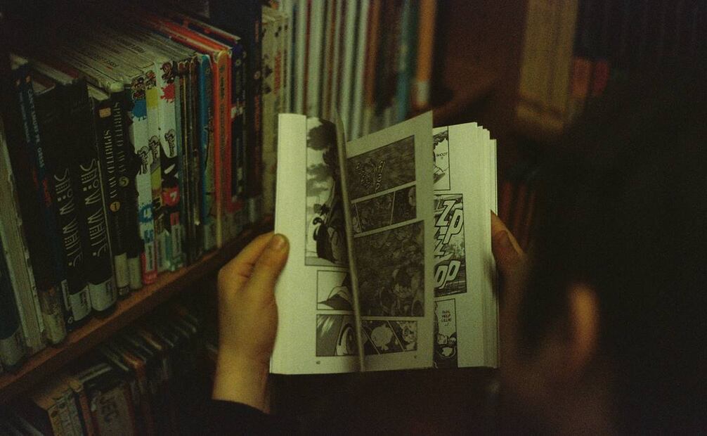 Jóvenes leyendo un comic de anime. Foto: Unsplash