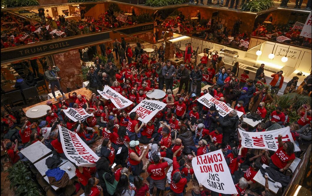 Manifestantes protestan dentro de la Torre Trump en Nueva York, en apoyo al estudiante de posgrado de Columbia Mahmoud Khalil, el jueves 13 de marzo de 2025. Foto: AP