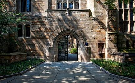 "Selfie" de alumnos con cabezas humanas causa indignación en Yale