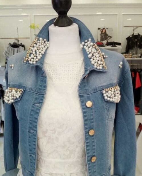 Guía para combinar prendas y accesorios dorados