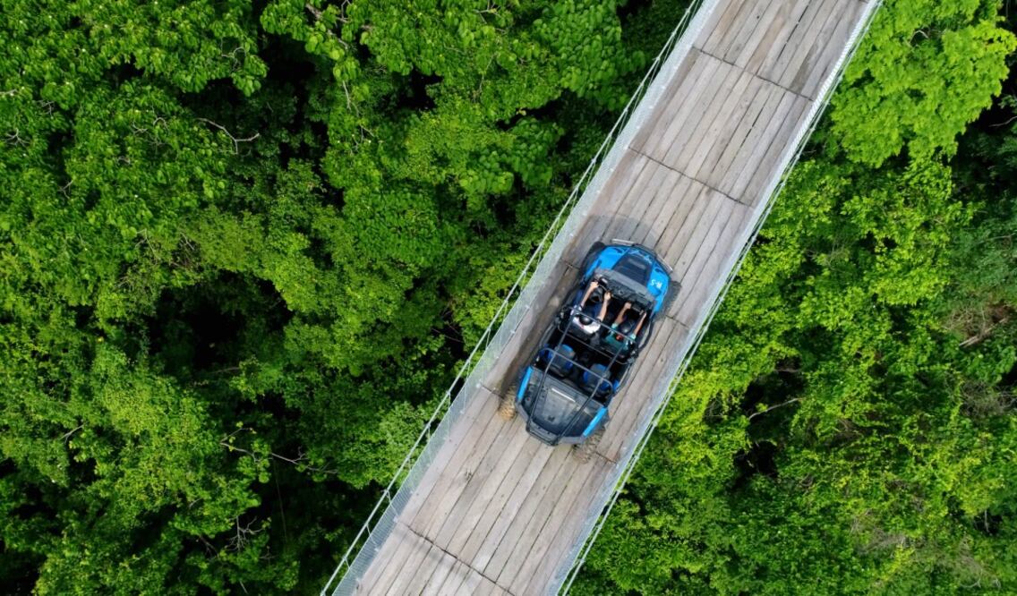 Sobre una cuatrimoto puedes cruzar el puente de medio kilómetro de longitud. (Foto: Cortesía Canopy River)