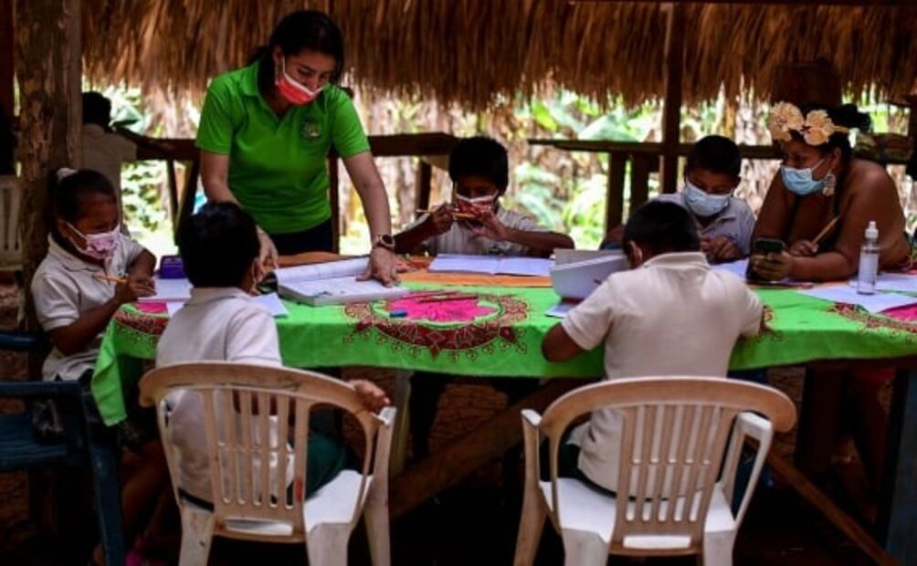 Maestra viaja en canoa para dar clases a niños indígenas durante pandemia en Panamá