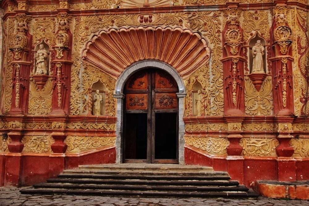 La fachada del Templo de Santiago Apóstol, de estilo barroco-mestizo. Uno de los atractivos de Jalpan. Foto: Catedrales e Iglesias/Cathedrals and Churches/Flikr/Creative Commons