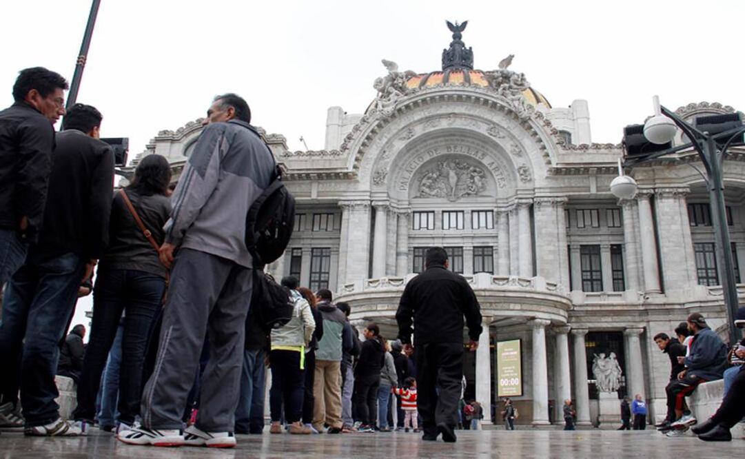 El director del Museo del Palacio de Bellas artes, Miguel Ángel Fernández Félix, se encontraba en el lugar organizando gente y entregando boletos. Foto: Agustín Salinas/ EL UNIVERSAL