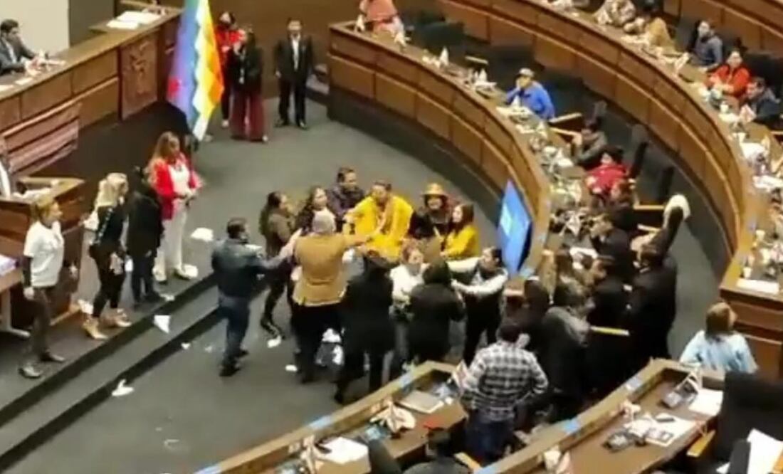 Momento de la pelea en el parlamento de Bolivia. Foto: Captura de video