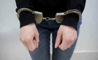 Detienen a ex tesorera municipal de Singuilucan, Hidalgo; es acusada de uso ilícito de atribuciones y facultades agravado