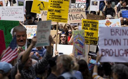 Miles de personas protestan en EU contra Trump; en Nueva York, Washington y otras urbes salen a las calles en defensa de la democracia