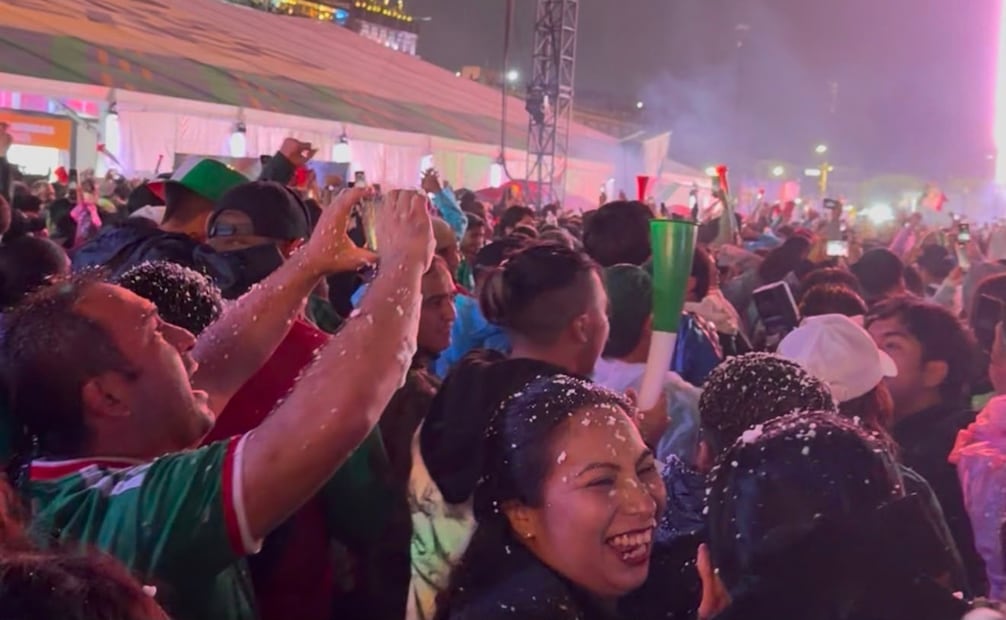 Afición mexicana celebra en el Fan Fest del Zócalo y en el Palacio de los Deportes. Fotos: Arturo Ordaz y Omar Díaz