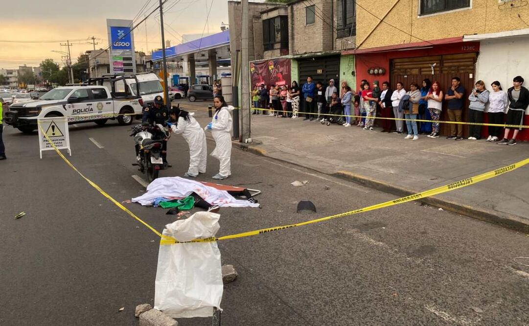Mujer muere tras sufrir accidente de motocicleta en Iztapalapa (11/08/2025). Foto: Valente Rosas / EL UNIVERSAL
