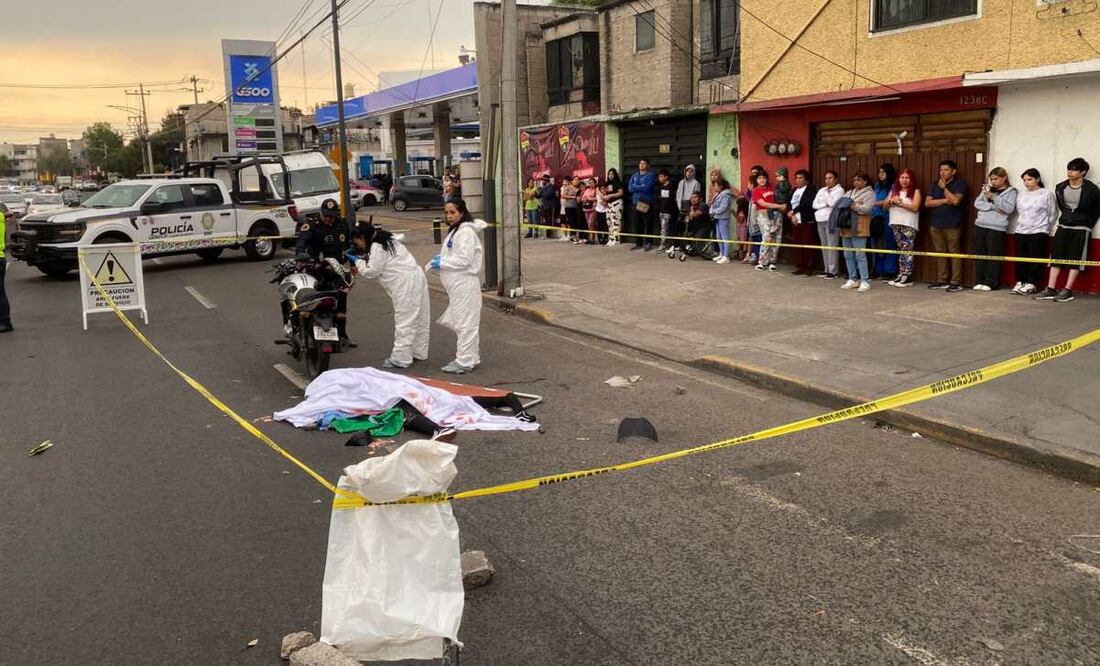 Mujer muere tras sufrir accidente de motocicleta en Iztapalapa (11/08/2025). Foto: Valente Rosas / EL UNIVERSAL