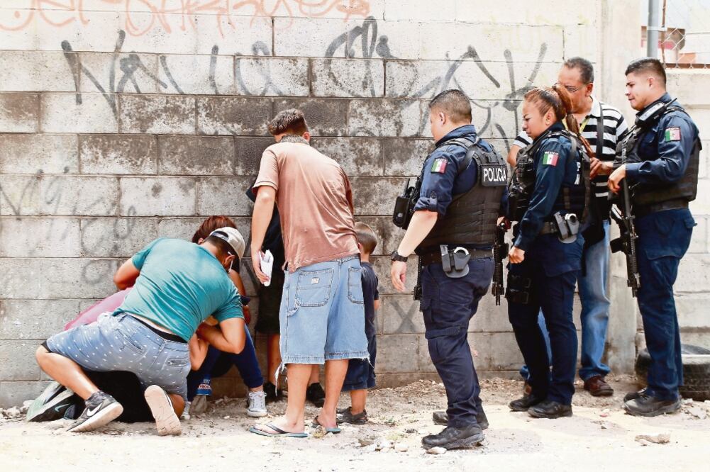 Familiares de las 11 víctimas acudieron al lugar de la masacre, en la colonia Pradera de los Oasis, que presuntamente funcionaba como casa de seguridad. (REUTERS)