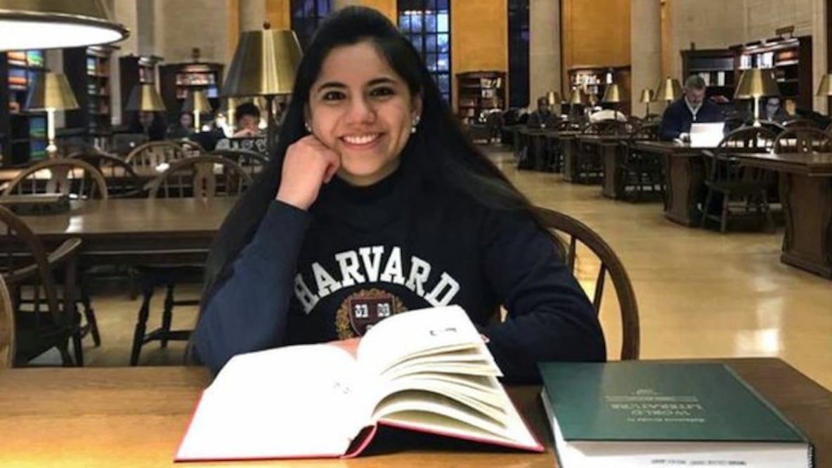 CEDAT Dafne Almazán, una joven mexicana superdotada de 17 años, fue aceptada para cursar una maestría de enseñanza de matemáticas en la prestigiosa universidad de Harvard