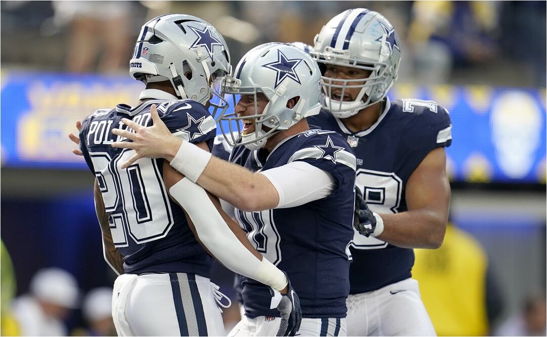 Tony Pollard, Cooper Rush y Terence Steele celebrando un touchdown / Foto: AP