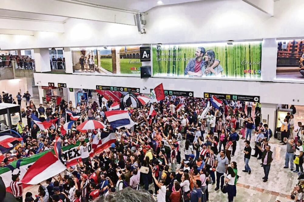 El aeropuerto capitalino se convirtió en un bastión rojiblanco (TWITTER)