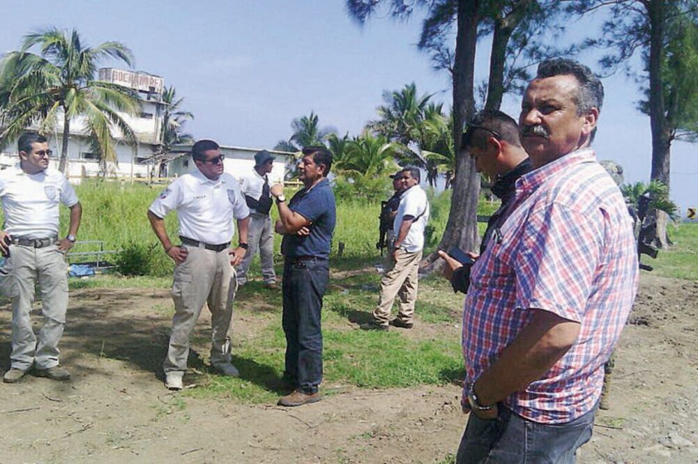 La detención del tráiler se realizó en un sitio conocido como “playa muñecos”, en Palma Sola, Veracruz, en donde fueron detenidos dos presuntos traficantes de personas. (CORTESÍA)