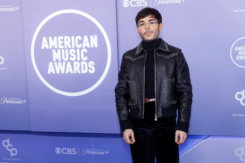 El mexicano lució un estilo más sobrio gracias a este look monocromático. Foto: EFE.