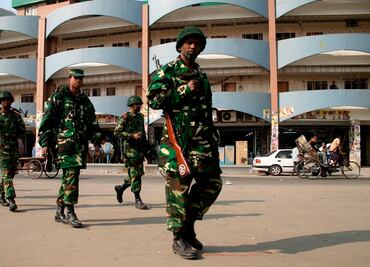 Retienen al menos a 20 rehenes en restaurante de Bangladesh