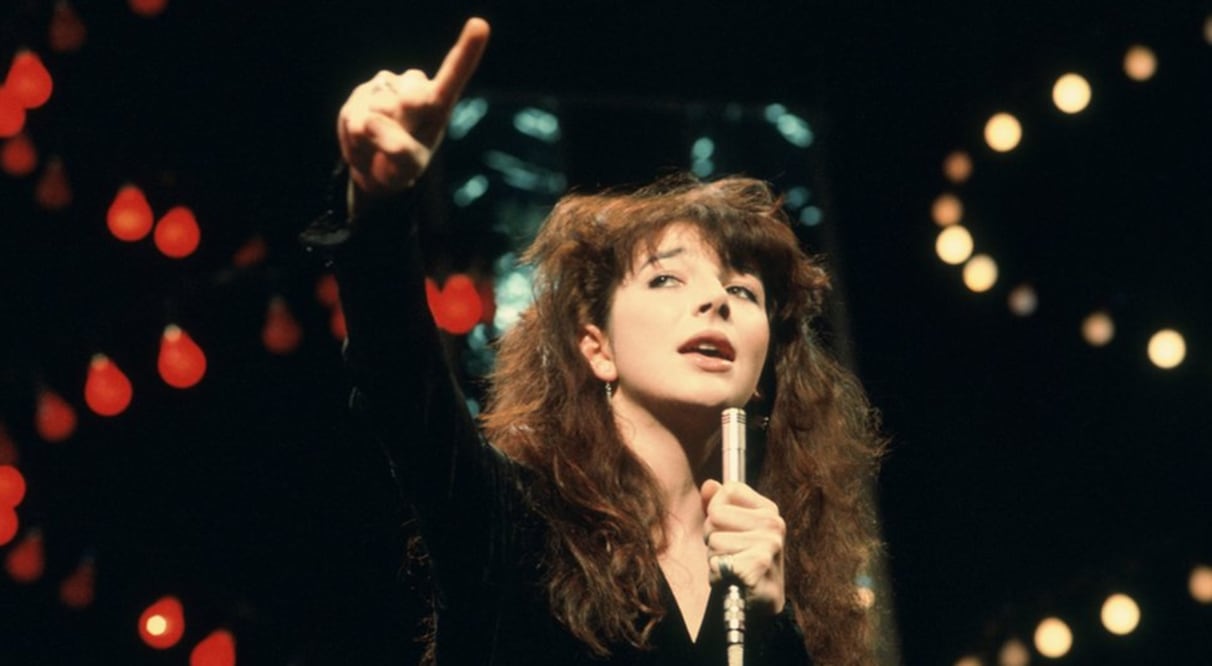 En la imagen, Kate Bush ofreciendo una actuación en vivo en 1978. Más de cuatro décadas después, la cantante vuelve a saborear las mieles del éxito gracias a Netflix.Foto: Vía BBC