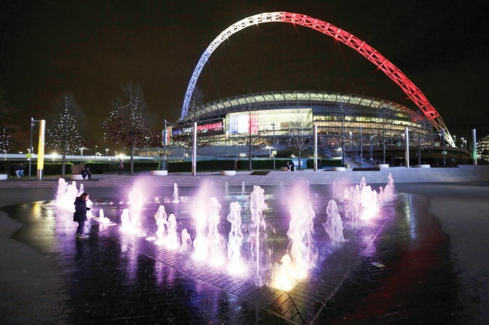 El nuevo estadio de Wembley, sede del partido de hoy entre Inglaterra y Francia, luce los colores de la bandera gala tras los ataques terroristas en París (PAUL HACKETT. REUTERS)