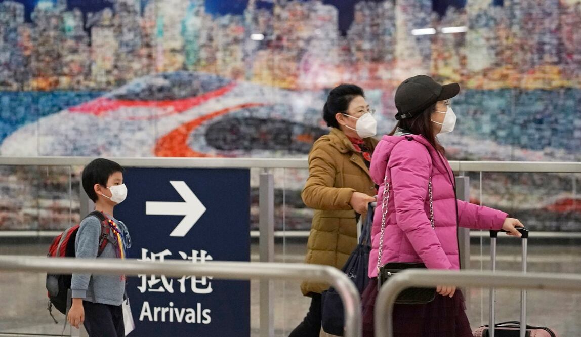 Foto: Pasajeros usan tapabocas en Hong Kong (AP)