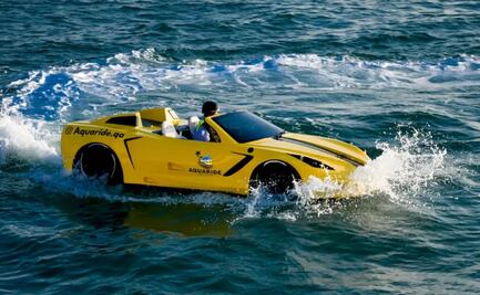 Maneja un auto deportivo sobre el mar de Qatar