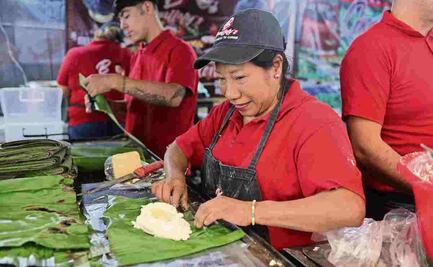 Degustan variedad de sabores en la Feria del Tamal en Iztapalapa