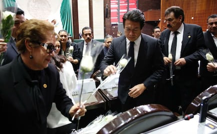 Diputados colocan flores en curul de Carmen Medel