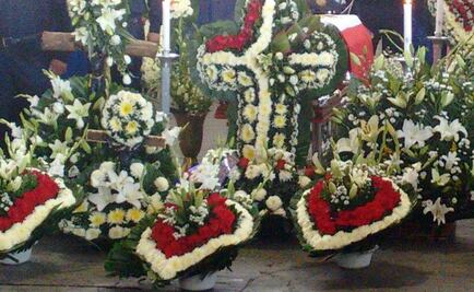 Dejan 10 coronas fúnebres afuera de sede del PRI