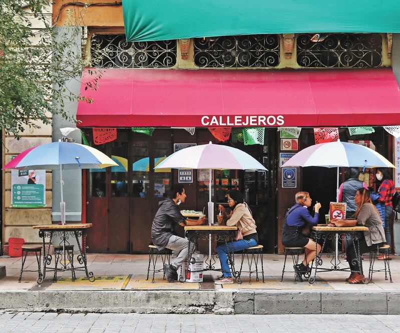 Los restaurantes fueron de las primeras actividades que resintieron la menor llegada de turistas, informó la dependencia local. ARCHIVO EL UNIVERSAL