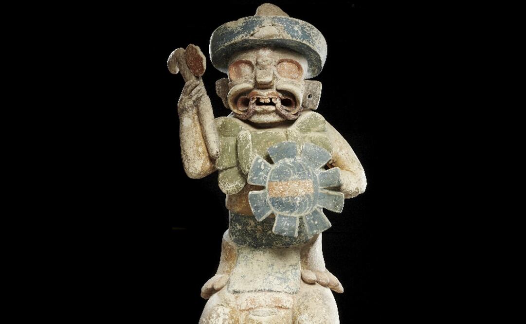 Imagen ilustrativa de una escultura en tamaño real de un dios en postura sentada: "Gran divininidad maya sentada", perteneciente a una colección de estatuillas precolombinas que ha sido subastada hoy en la casa de subastas Drouot de París. Foto: EFE, Archivo EL UNIVERSAL.