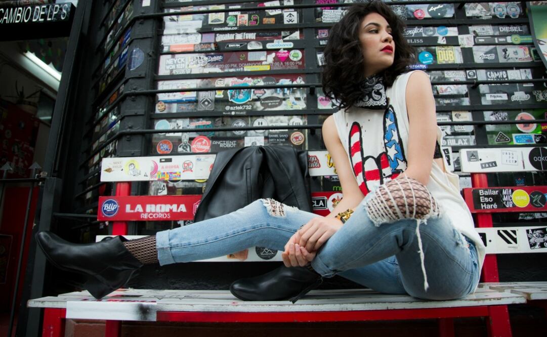 Jeans, de Forever 21; paliacate, de Bershka; playera, de Unif; chamarra de piel, de Manila; y botas, de Bimba y Lola.