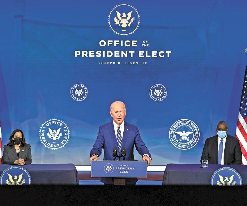 El presidente electo, Joe Biden, con la vicepresidenta electa, Kamala Harris, y el general retirado Lloyd Austin, candidato para dirigir el Pentágono, ayer en el teatro The Queen, en Wilmington, Delaware. JIM WATSON. AFP