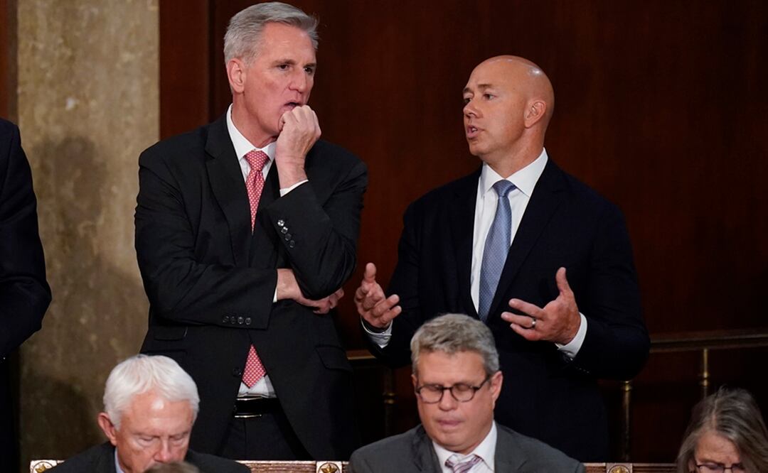 El representante Brian Mast, republicano por Florida, a la derecha, habla con el representante Kevin McCarthy, republicano por California. Foto: AP
