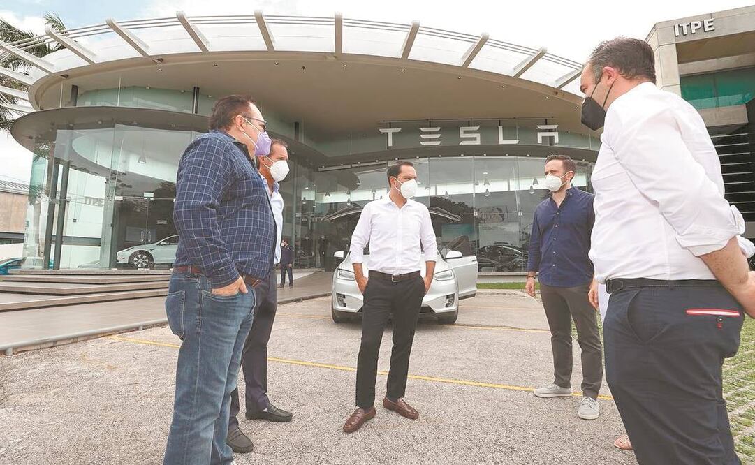 Mauricio Vila Dosal, gobernador de Yucatán, recorrió las instalaciones de Tesla que emplea la tecnología más avanzada del mundo. Foto: Especial.